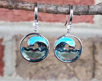Pendientes de auténtico cristal marino con diseño de olas, engastados en acero inoxidable (1,9 cm de alto) • Regalos para ella • Hechos a mano • Vida playera • Boda en la playa • Estilo bohemio