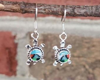 Pendientes de tortuga con incrustaciones genuinas de turquesa, malaquita, ónix negro, coral y howlita engastados en plata de ley 925 (3/4" de alto) • Regalos para ella