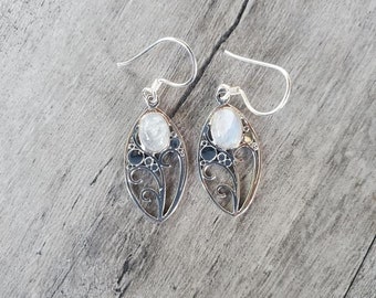 Moonstone & Sterling Silver Intrincado remolino pendientes en forma de diamante