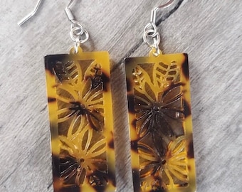 Hermosos pendientes rectangulares de concha de tortuga con un diseño de recorte de flores