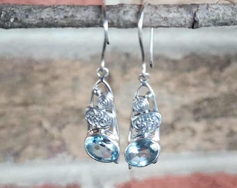 Pendientes de diseño moderno intrincado con topacio azul genuino engastados en plata de ley 925 (7/8" de alto) • Regalos para ella • Hechos a mano • Piedras de nacimiento • Boho