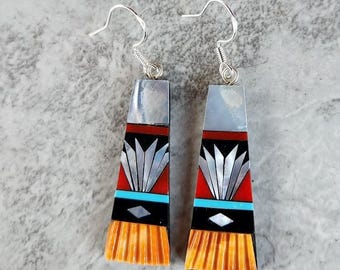 Pendientes modernos de auténtica ostra espinosa con incrustaciones, turquesa, nácar, coral y ónix negro, con gancho de plata de ley (4,35 cm de alto).