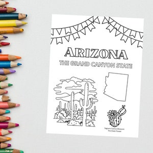 Puede incluir: Una página para colorear en blanco y negro con el estado de Arizona. La página incluye un mapa del estado, un cactus y el texto "Arizona, The Grand Canyon State".