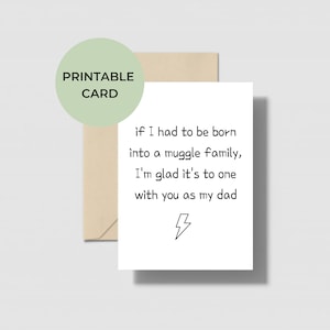 Puede incluir: Tarjeta imprimible con fondo blanco y texto negro que dice "Si tuviera que nacer en una familia muggle, me alegro de que sea con  ti como mi padre" y un símbolo de rayo.