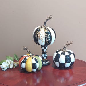 手描きのチェック柄カボチャ：白黒の秋の装飾