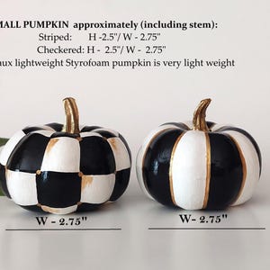 Op de afbeelding: Twee kleine pompoenen van piepschuim met gouden steeltjes. De ene heeft een zwart-wit geblokt patroon, de andere heeft zwarte en witte verticale strepen met gouden accenten. Elke pompoen is 6,35 cm hoog en 6,99 cm breed.