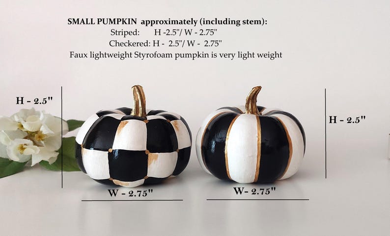 Op de afbeelding: Twee kleine pompoenen van piepschuim met gouden steeltjes. De ene heeft een zwart-wit geblokt patroon, de andere heeft zwarte en witte verticale strepen met gouden accenten. Elke pompoen is 6,35 cm hoog en 6,99 cm breed.