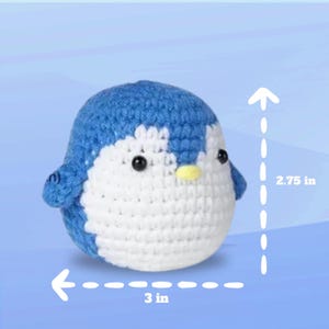Op de afbeelding: Een gehaakt knuffeldier in de vorm van een pingu&iuml;n met een blauw lichaam en een witte buik. Het is 7,6 cm breed en 7 cm hoog.