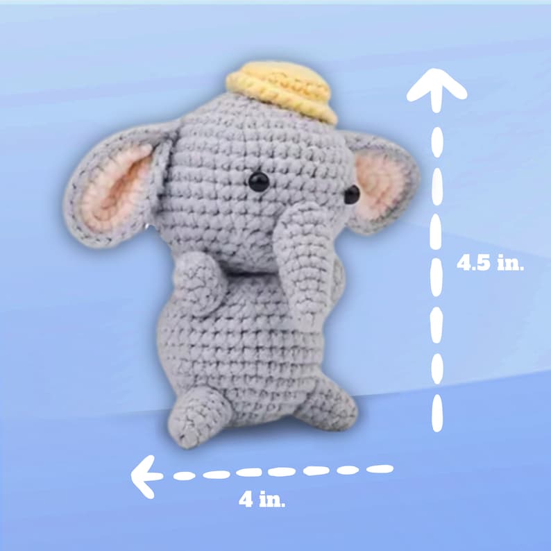 Op de afbeelding: Een grijs gehaakt olifantenspeelgoed met een gele hoed. Het speelgoed is 4,5 inch hoog en 4 inch breed.