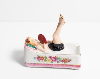 Novelty, Kitschy Lady in Bathtub Ceramic Naughty Nodder Ashtray with Moving Legs and Fan