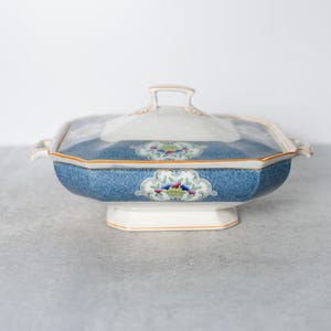 Newark J&G Meakin Hanley England Blue Floral Decorated Lidding Ironstone Serving Dish with Lid, ‘Sol’ (c.1912-1963)