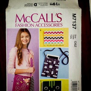 Electronic Device Cases Lined with Pockets: McCall&#39;s M7137 Sewing Pattern