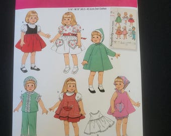 Puppenkleidung Schnittmuster für 16"-18" Dolls: Simply 2454 - Kleiderschrank mit Kleid, Mantel und Pyjama."