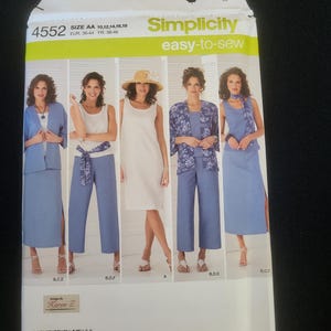以下が含まれることがあります： Simplicityパターン4552、サイズAA。複数の女性用ファッションデザインが特徴です。表紙には、青と白の色合いのドレス、パンツスーツ、セパレートなど、さまざまな衣装が掲載されています。このパターンは簡単に縫えます。