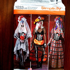 Puede incluir: Patrón de costura Simplicity 1033 H5 con tres diseños de disfraces del Día de Muertos. Los disfraces incluyen corpiños y faldas de esqueleto, y elaborados tocados florales. El patrón está impreso en EE. UU.