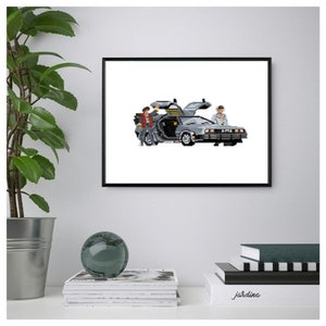Puede incluir: Una impresión de arte de píxeles enmarcada de la máquina del tiempo DeLorean de la película Regreso al futuro. El coche es plateado y tiene las puertas abiertas. Dos figuras se encuentran junto al coche, una con una chaqueta roja y la otra con una chaqueta blanca.