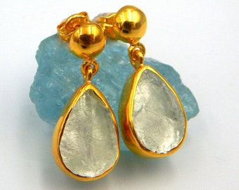 Pendientes colgantes de aguamarina natural hechos a mano: plata de ley chapada en oro, piedra natal de marzo.