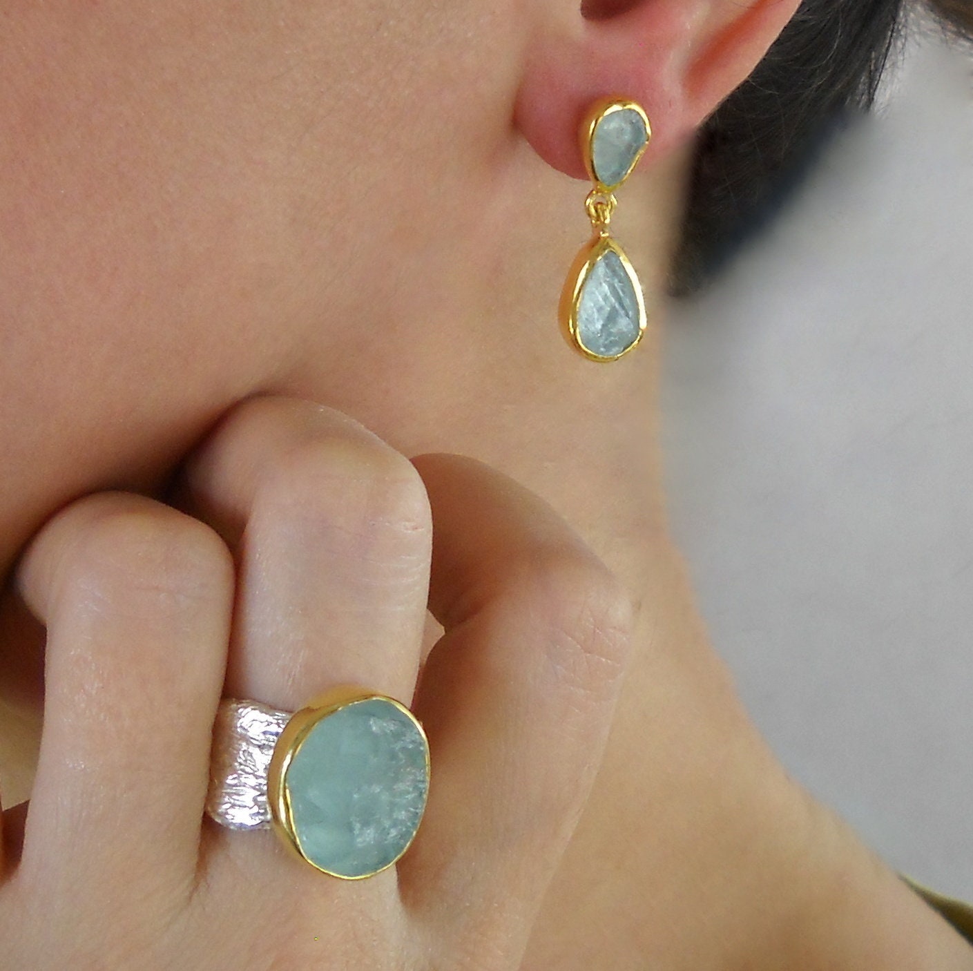 アクアマリンの軽量ダングルイヤリング ハンドメイドの天然アクアマリン ダングル イヤリング: 金メッキ