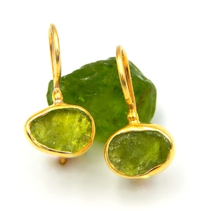 Peridot Ohrringe, rauer roher natürlicher Edelstein, August Geburtsstein, Sterlingsilber vergoldet, baumeln Ohrringe, Tropfen Ohrringe, Geschenk für sie