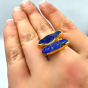 Anillo de lapislázuli crudo hecho a mano: anillo llamativo de piedra natal azul en plata bañada en oro y doble piedra.