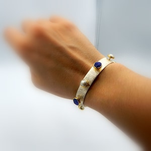 Pulseira feita à mão com lápis-lazúli e pérolas brutas: Pulseira de prata esterlina banhada a ouro com diamantes escovados.
