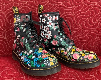 Doctor Martens flowery  lace up boots  uk size  6  /Eu 39