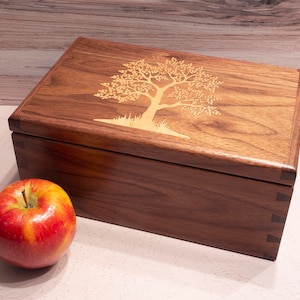 Boîte à bijoux en noyer - Tissu vert - Incrustation d'arbre de vie en érable (10 x 6,5 x 4,5 po.) - Organiseur d'anneaux amovible inclus