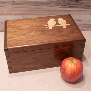 Caixa de joias de nogueira - Tecido verde - Incrustação de bordo Love Birds (10&quot;x6.5&quot;x4.5&quot;) - Incluindo organizador de anel removível