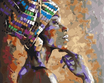 Puede incluir: Pintura colorida de una persona con un pañuelo en la cabeza estampado, vista de perfil. La obra de arte presenta una paleta de marrones, morados, azules y verdes. El brazo de la persona está doblado y lleva una pulsera.
