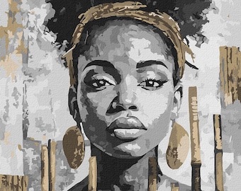 Puede incluir: Retrato en blanco y negro de una mujer con cabello oscuro y una diadema dorada. Lleva pendientes grandes y ovalados. El fondo presenta tallos de bambú y formas abstractas en tonos marrones y grises. La obra de arte tiene una apariencia texturizada y pintada.