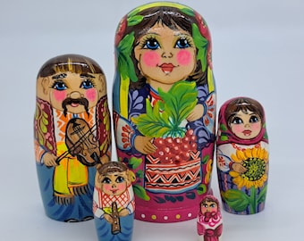 Muñecas rusas 5 en 1 de 4 pulgadas, matrioska ucraniana, juguete de madera para niños y decoración del hogar. Hecha a mano en Ucrania.