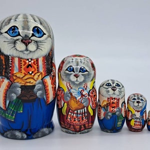 5インチの猫ファミリー入れ子人形マトリョーシカ、ウクライナで手作りされ、塗装されています動物の積み重ね人形5 in 1子供のギフトのための木製おもちゃホームデコレーション