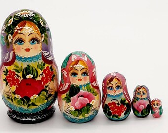 Poupées gigognes, matriochka « Fille ukrainienne » (4 po. de haut, 5 pièces à l'intérieur). Matriochka traditionnelle classique.