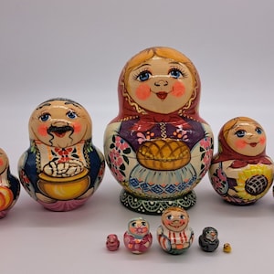 Poupées gigognes matriochka « Bonne famille ukrainienne » faites à la main et peintes à la main en Ukraine (10 en 1, 6&quot; de haut) Jouet en bois Décoration intérieure