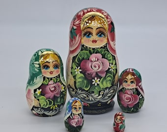 Bambole nidificanti, matrioska "Ragazza ucraina" (4" di altezza, 5 pezzi all'interno). Matrioska tradizionale classica.