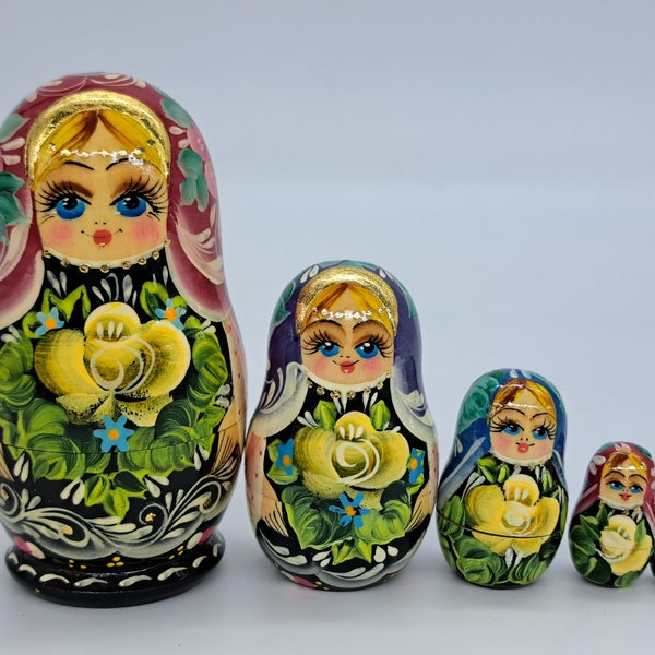 4 "Nesting dolls, Matroschka ""ukrainisches Mädchen" 5 Stück in 1 Klassische traditionelle Matroschka Handgemacht und von Hand bemalt in der Ukraine."