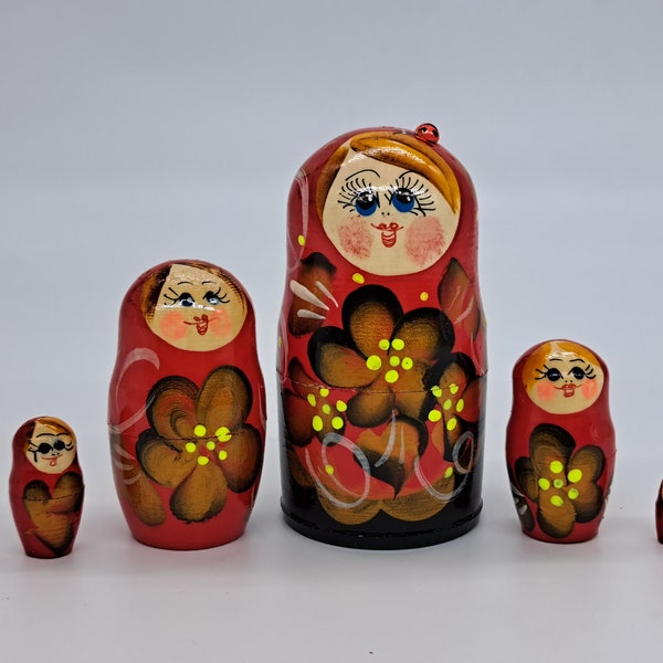 Muñecas clásicas de anidación matryoshka tradicional de 4" de alto 5 piezas en 1 muñecas rusas Juguete de madera Muñecas apilables Decoración del hogar Bueno para niños