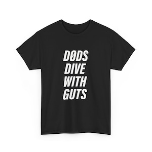 Könnte beinhalten: Schwarzes T-Shirt mit weißem Text, der "DODS DIVE WITH GUTS" lautet.
