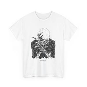 Op de afbeelding: Wit T-shirt met een zwart-witte illustratie van een schedel met klauwen. De tekst "bastardism" is onder de illustratie gedrukt.