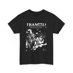 Peut inclure: T-shirt noir avec un motif blanc. Le motif présente le nom du groupe "FRAMTID" au-dessus d'une image en noir et blanc d'un groupe en train de jouer. Le texte "CONSUMING SHIT AND MIND POLLUTION (THE EARLY DEMOS 1997-2001)" est imprimé en dessous.
