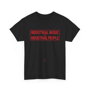 Puede incluir: Camiseta negra con una caja roja que dice "Música industrial para gente industrial".