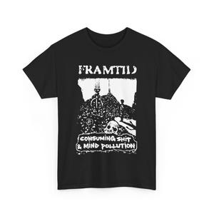 Peut inclure: T-shirt noir avec un motif graphique blanc. Le motif comprend le mot "FRAMTID" au-dessus d'une illustration détaillée d'un crâne, de personnages et d'une structure. En dessous, le texte "CONSUMING SHIT & MIND POLLUTION."