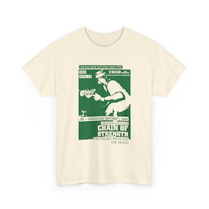 Könnte beinhalten: Cremefarbenes T-Shirt mit grünem Grafikdesign eines Gitarristen. Der Text enthält "THE ONE THING THAT STILL HOLDS TRUE", "CBGB OMFUG" und "CHAIN OF STRENGTH".