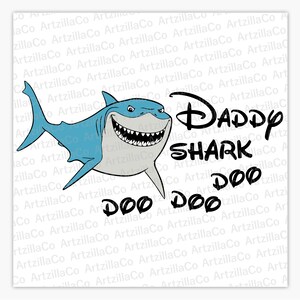 Op de afbeelding: Een cartoonillustratie van een blauwe haai met een tandenrij. De tekst "Daddy Shark Doo Doo Doo" staat in het zwart onder de haai.