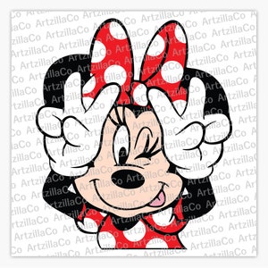 Könnte beinhalten: Eine Cartoon-Illustration einer weiblichen Figur mit schwarzen Augen, roten Lippen und einer roten Schleife mit weißen Punkten. Sie trägt ein rotes Kleid mit weißen Punkten und macht mit beiden Händen ein Peace-Zeichen.