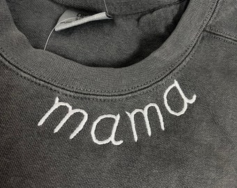 Ronde halslijn met mama-borduursel
