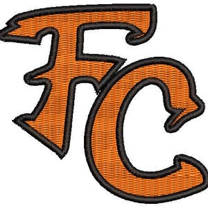 Op de afbeelding: Een geborduurd embleem met de letters "FC" in oranje met een zwarte omlijning. De letters hebben een geweven textuur, wat een klassieke, vintage uitstraling geeft. Het ontwerp staat tegen een effen witte achtergrond.