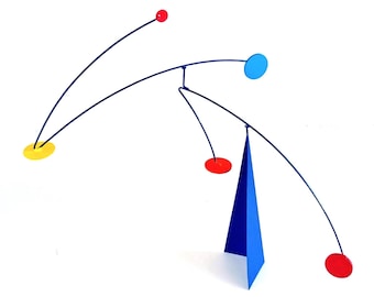 Sculpture stable cinétique mobile debout trajectoire bleu rouge orange et jaune