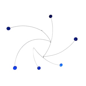 Escultura cinética móvil colgante en espiral azul de 25 x 20 cm.