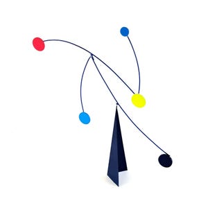 Escultura cinética móvil de metal para mesa, estable, en azul, rojo y verde lima.